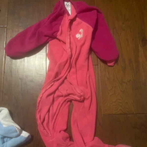 2T girls one piece fleece footie pajamas barely worn  (set of 4) - Picture 5 of 5
